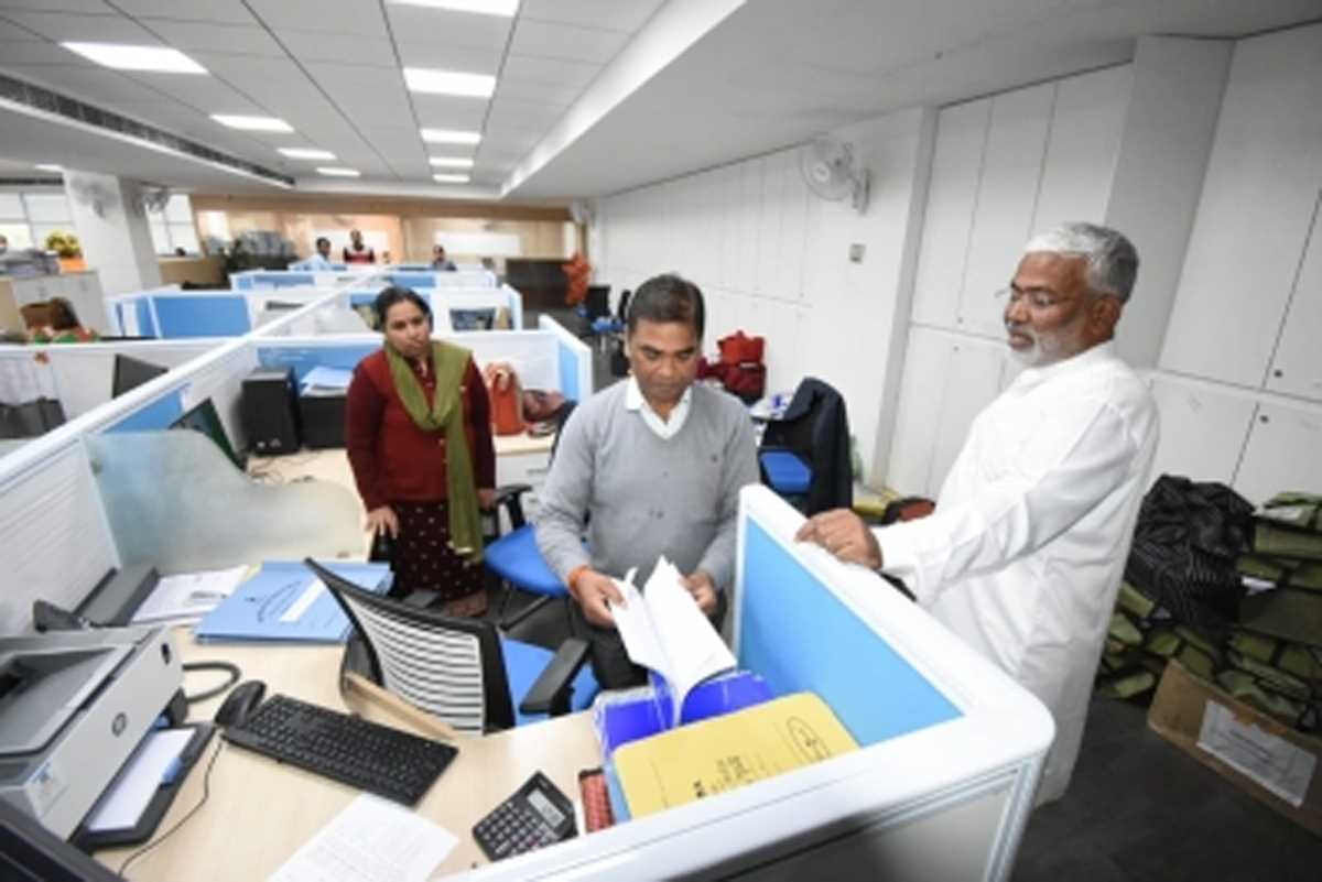 नमामि गंगे ऑफिस में जल शक्ति मंत्री का औचक निरीक्षण, मचा हड़कम्प